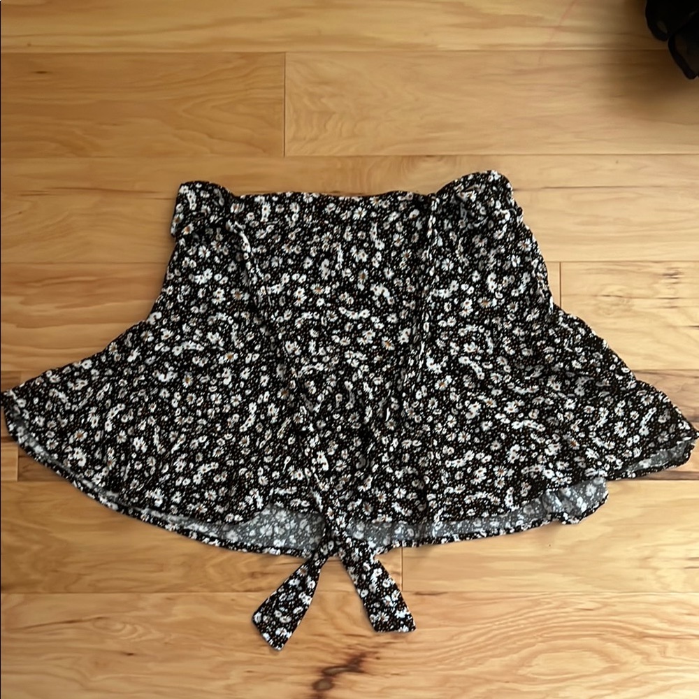 Selfie Leslie Black and White Floral Mini Skirt